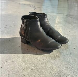 Women Vintage Leather Black Ankle Boots By Rockport Size 9.